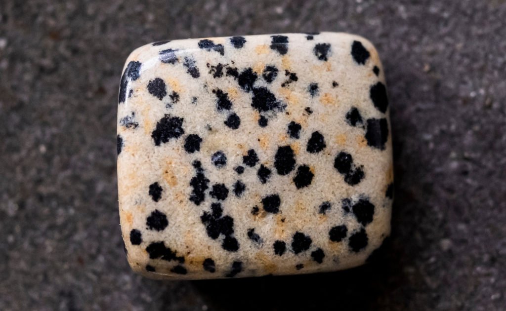 cristaux-de-lithotherapie-noirs-et-blancs-quels-sont-leur-pouvoir