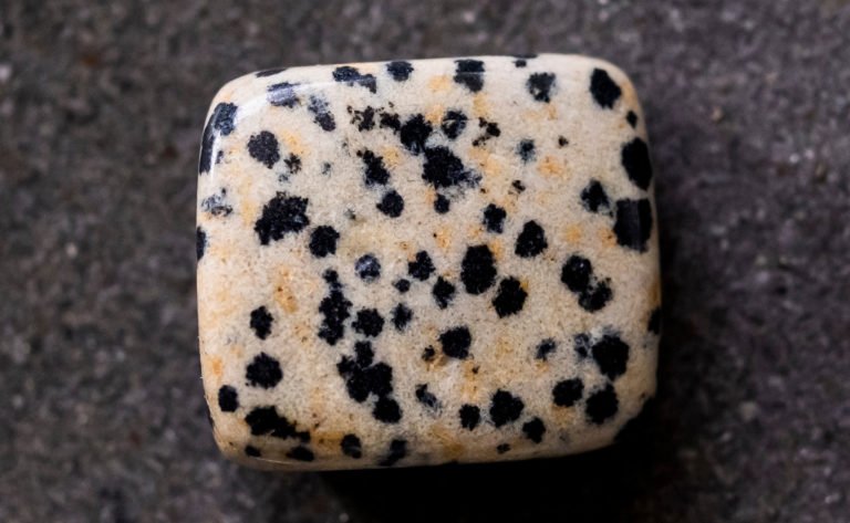 cristaux-de-lithotherapie-noirs-et-blancs-quels-sont-leur-pouvoir