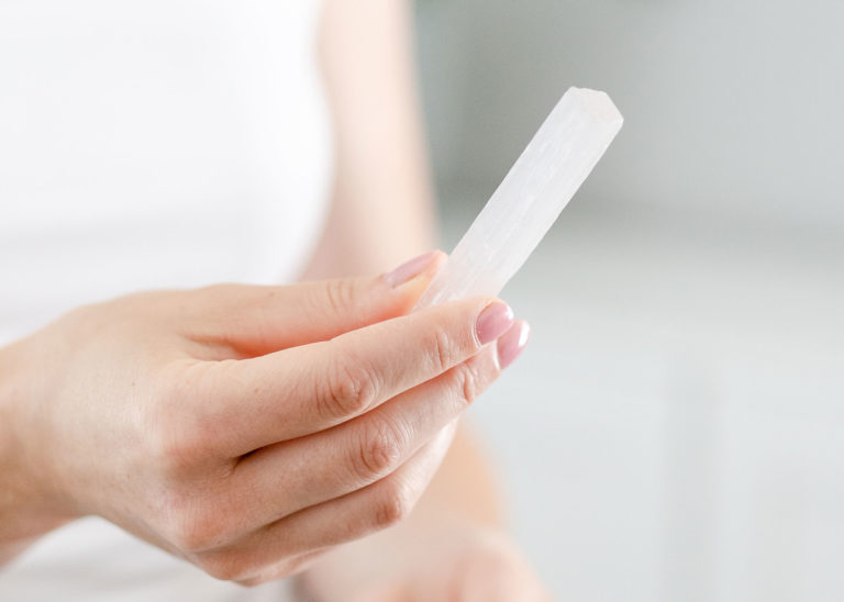 travaillez-avec-des-cristaux-pour-alleger-votre-energie-lourde-et-dense