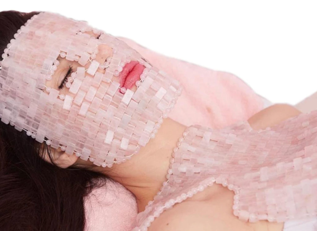 utilisez-un-masque-facial-en-cristal-pour-un-rituel-de-beaute-efficace