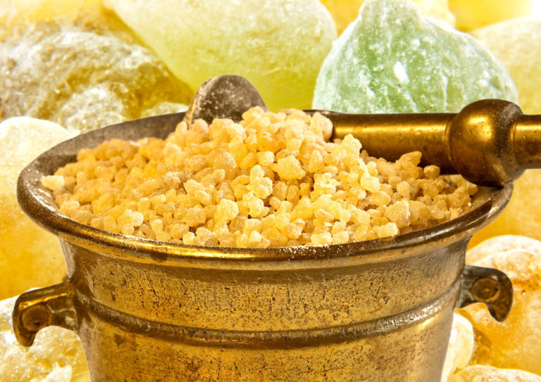 le-copal-un-encens-ideal-pour-purifier-energetiquement-les-cristaux-et-les-espaces