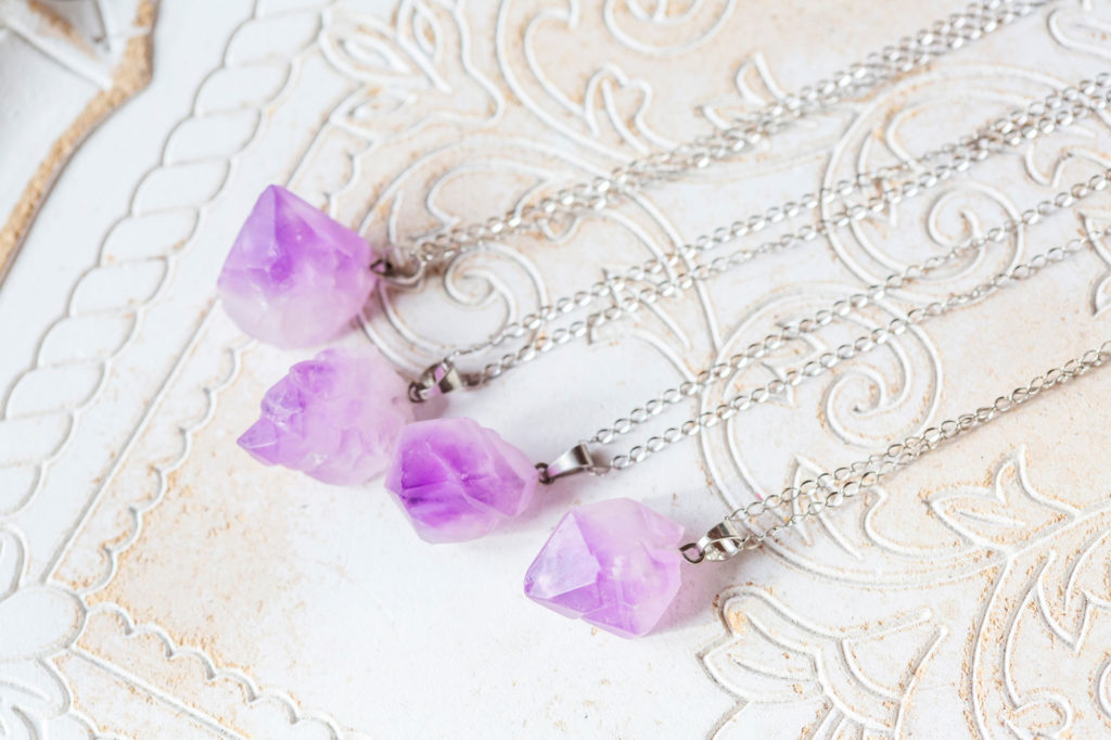 pourquoi-porter-un-collier-avec-un-pendentif-en-pierre-precieuse