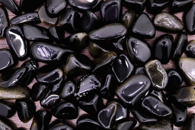 se-liberer-des-energies-negatives-un-rituel-de-fin-de-journee-avec-des-cristaux-a-appliquer