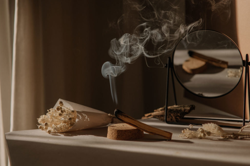 decouvrez-les-bienfaits-et-utilisation-du-palo-santo