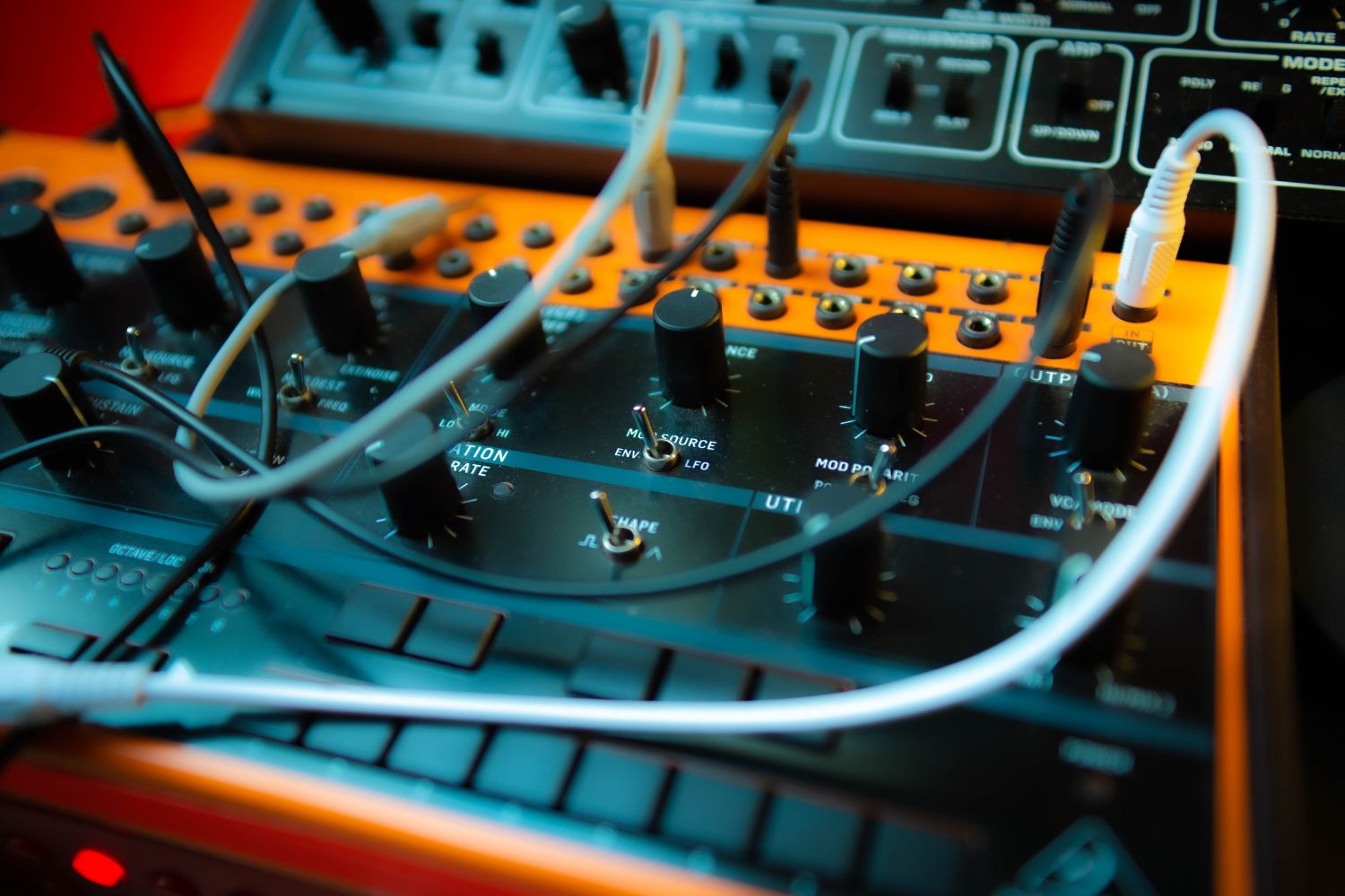 Cheeky Ringer Instrumen Behringer RD-8 - Guide des Instruments de Musique de A à Z ...