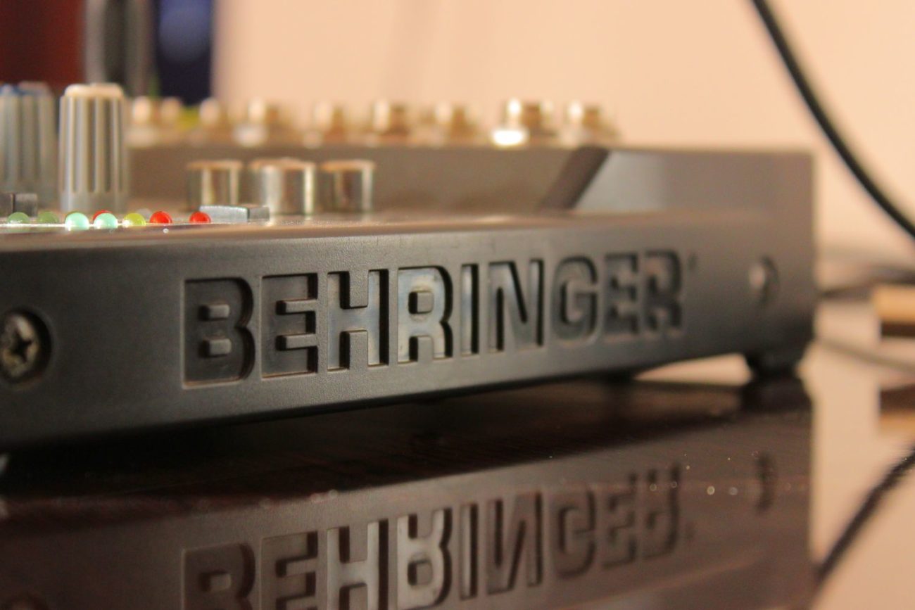 Cheeky Ringer Instrumen Behringer RD-8 - Guide des Instruments de Musique de A à Z ...