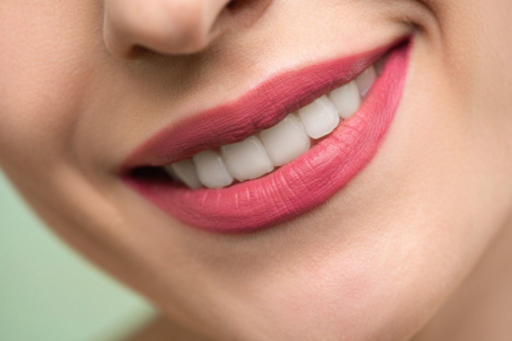 remede-dechaussement-des-dents-causes