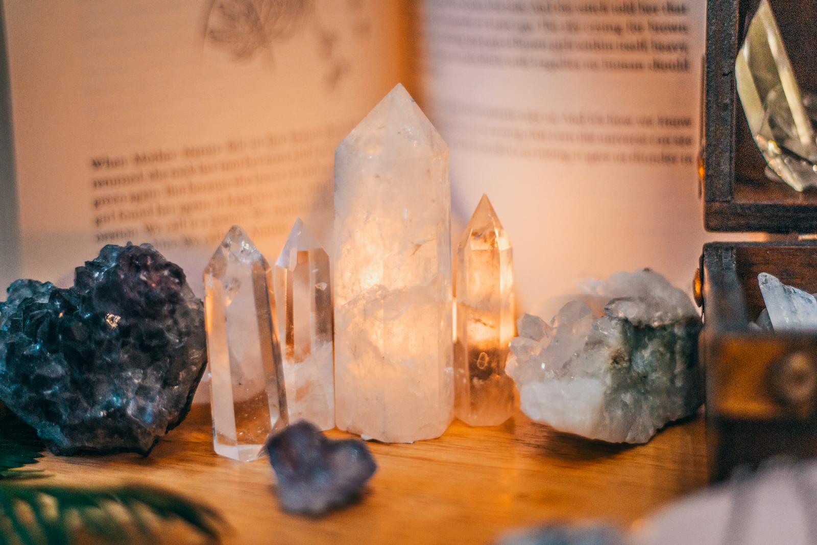 Cristaux de quartz sur table en bois — Guide des pierres