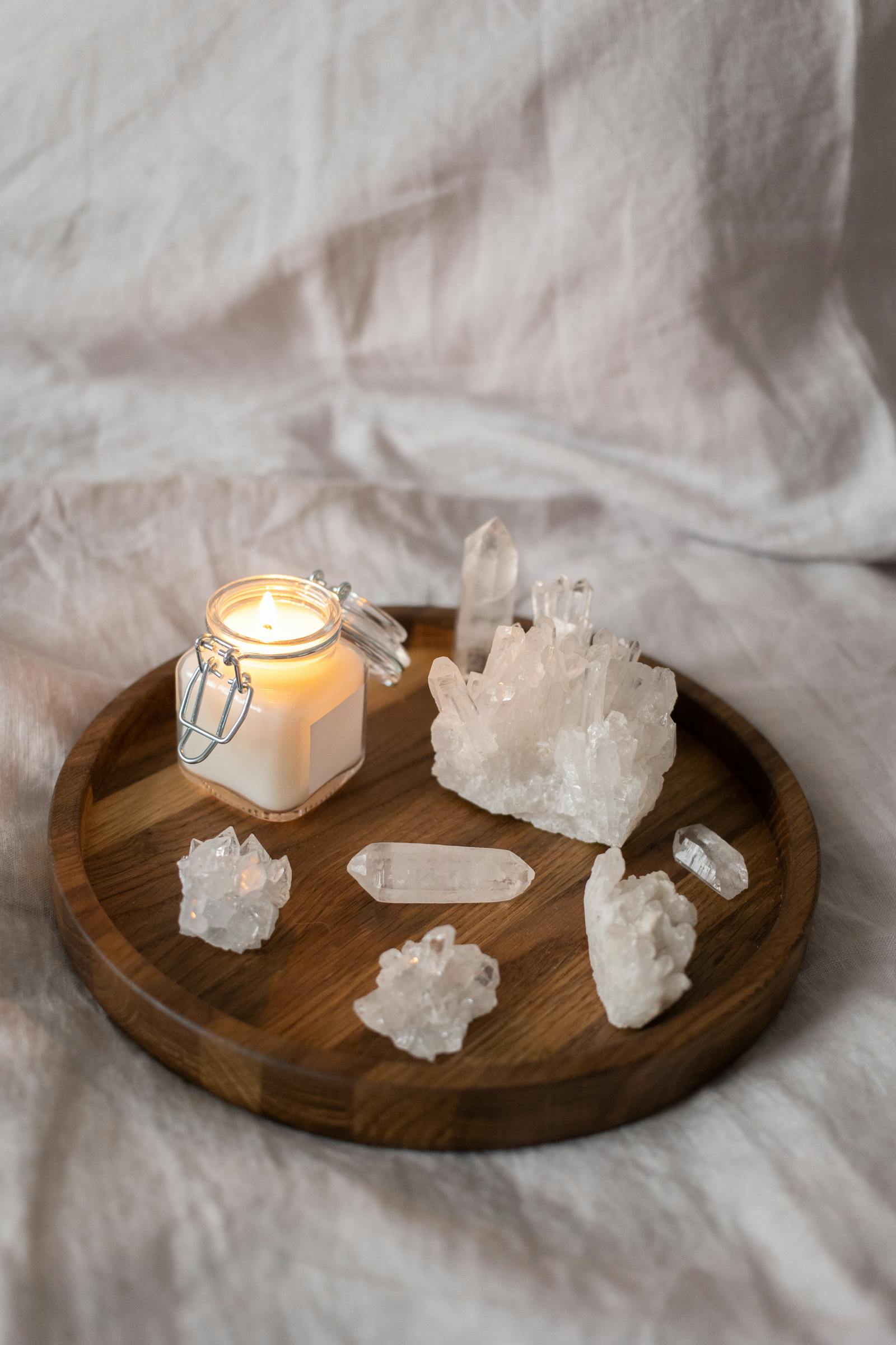 Cristaux blancs et bougie sur plateau en bois — Heures Miroirs