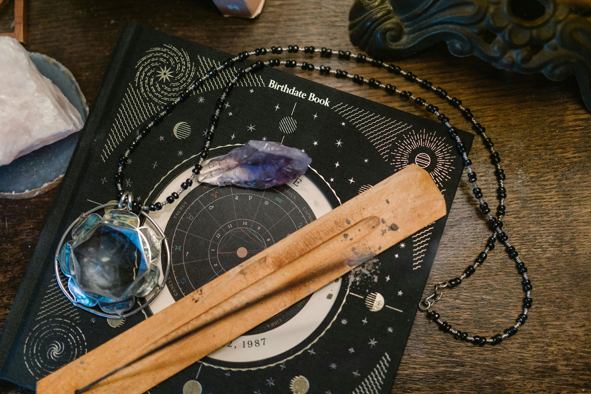 Livre d'astrologie avec cristaux et bijou — Numérologie
