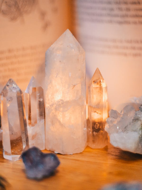Cristaux de quartz sur table en bois — Guide des pierres