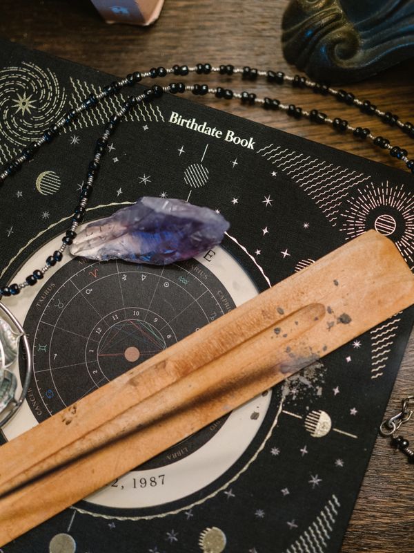 Livre d'astrologie avec cristaux et bijou — Numérologie