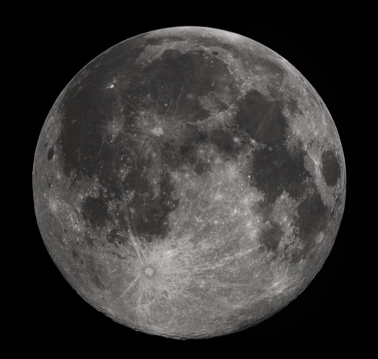 Pleine lune brillante dans un ciel nocturne — Pleine Lune du Cerf de juillet 2026 en Verseau