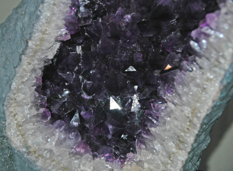 Grande géode d'améthyste ouverte tapissée de cristaux violets, d'Ametista do Sul au Brésil