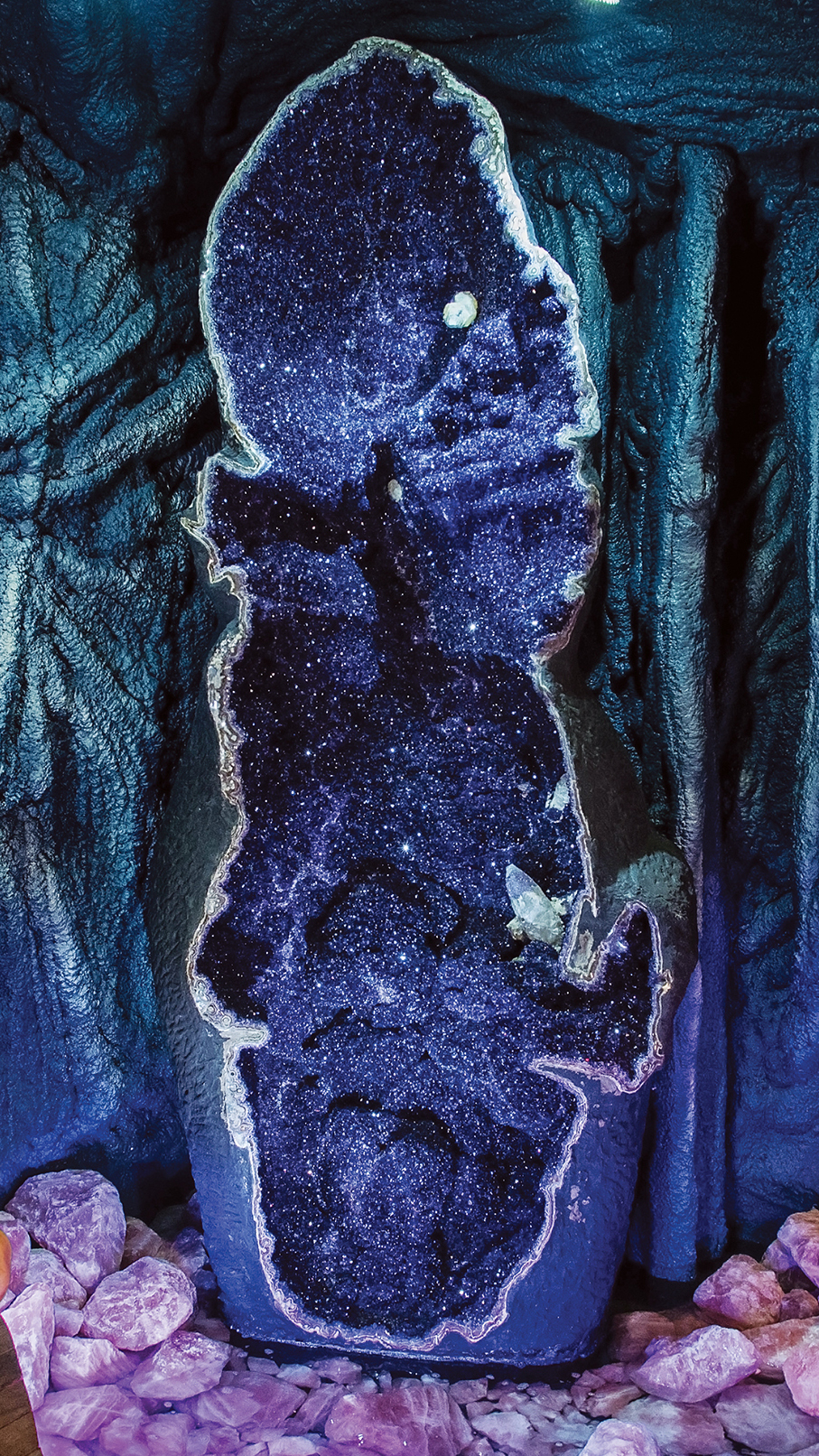 L'Empress of Uruguay, haute géode d'améthyste exposée aux Crystal Caves d'Atherton