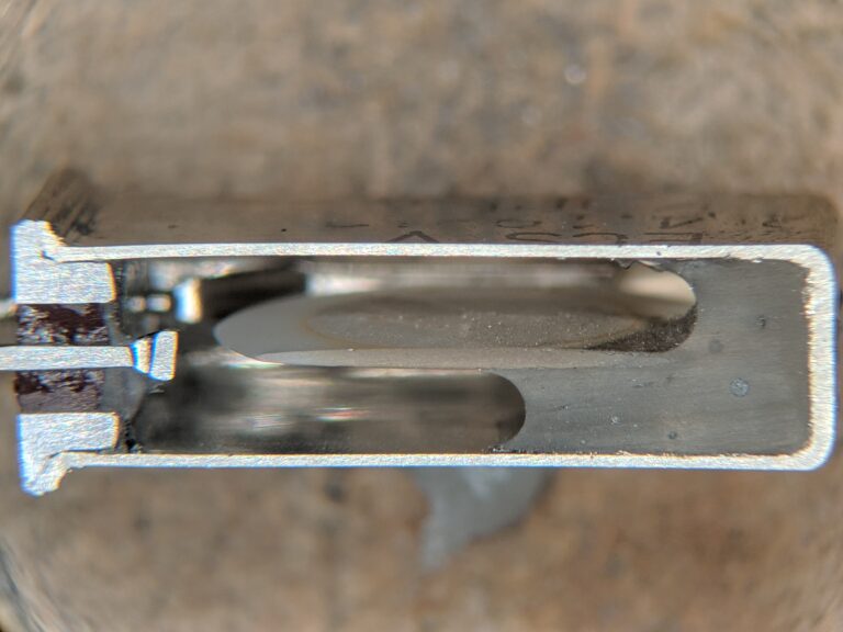 Vue en coupe d'un boîtier d'oscillateur à quartz laissant voir la lame de quartz piézoélectrique