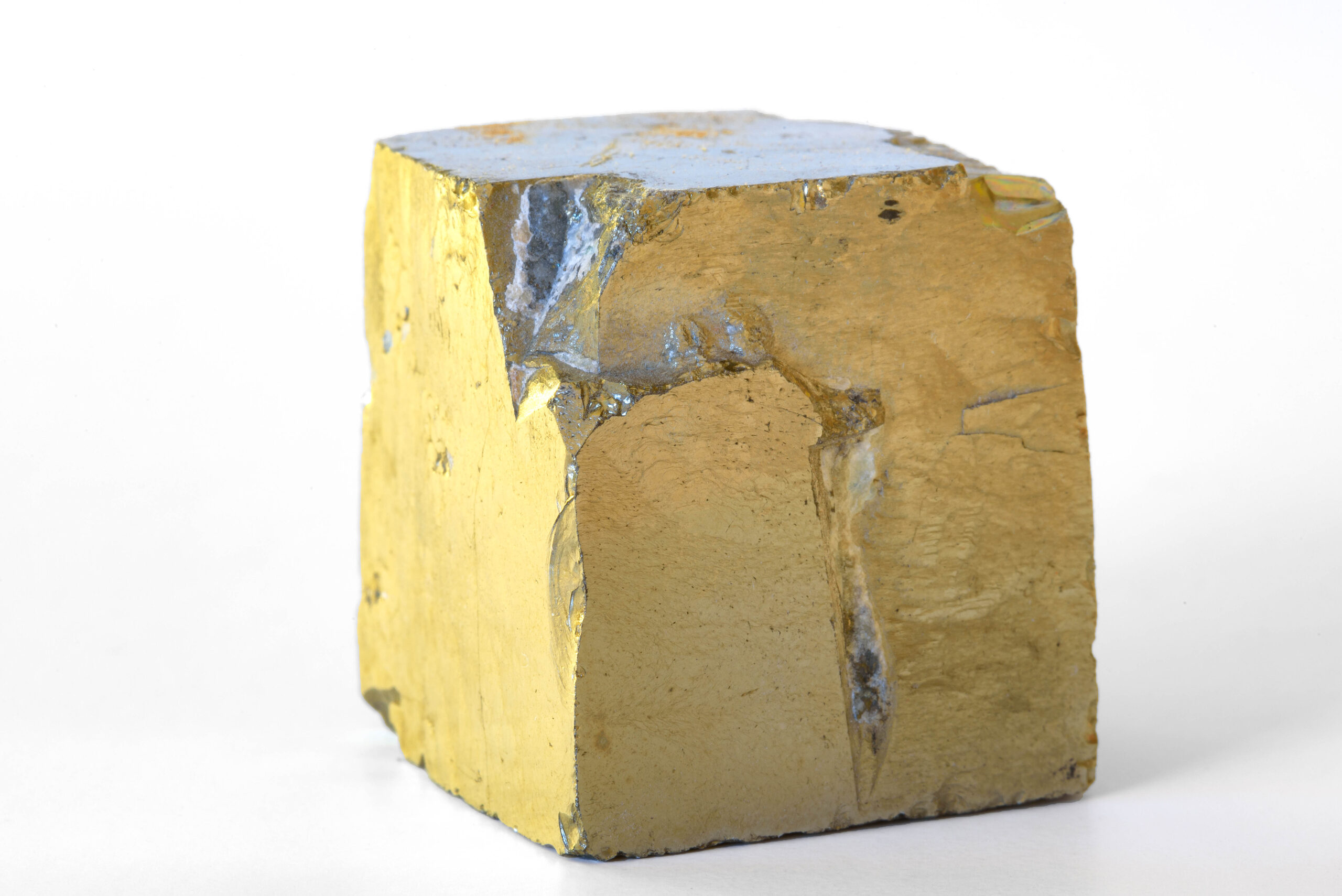 Cristaux cubiques de pyrite à l'éclat doré métallique
