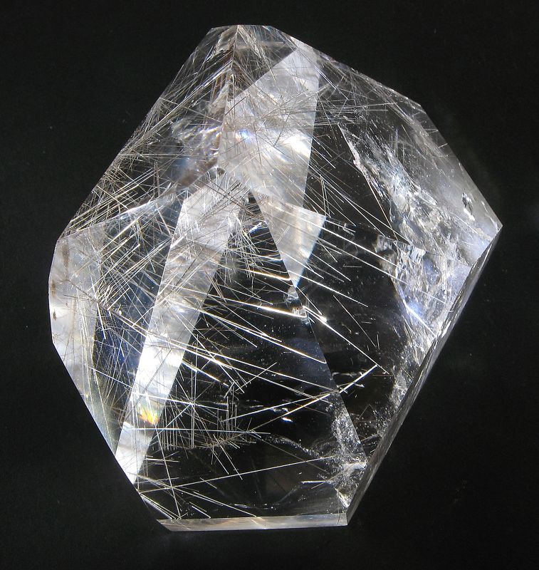 Quartz rutile montrant un enchevêtrement d'aiguilles dorées dites cheveux de Vénus
