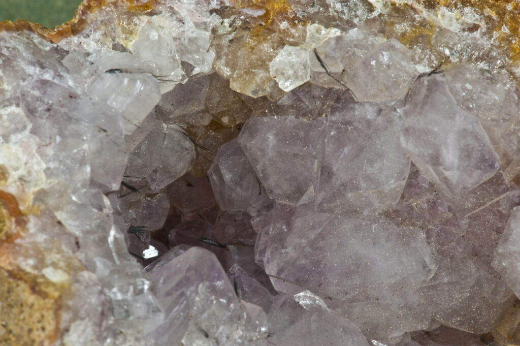 Quartz limpide traversé par de fines aiguilles dorées de rutile
