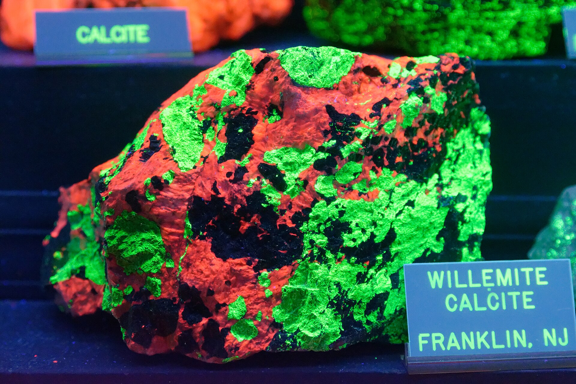 Willémite verte et calcite rouge de Franklin (New Jersey) fluorescentes sous lampe à ultraviolets