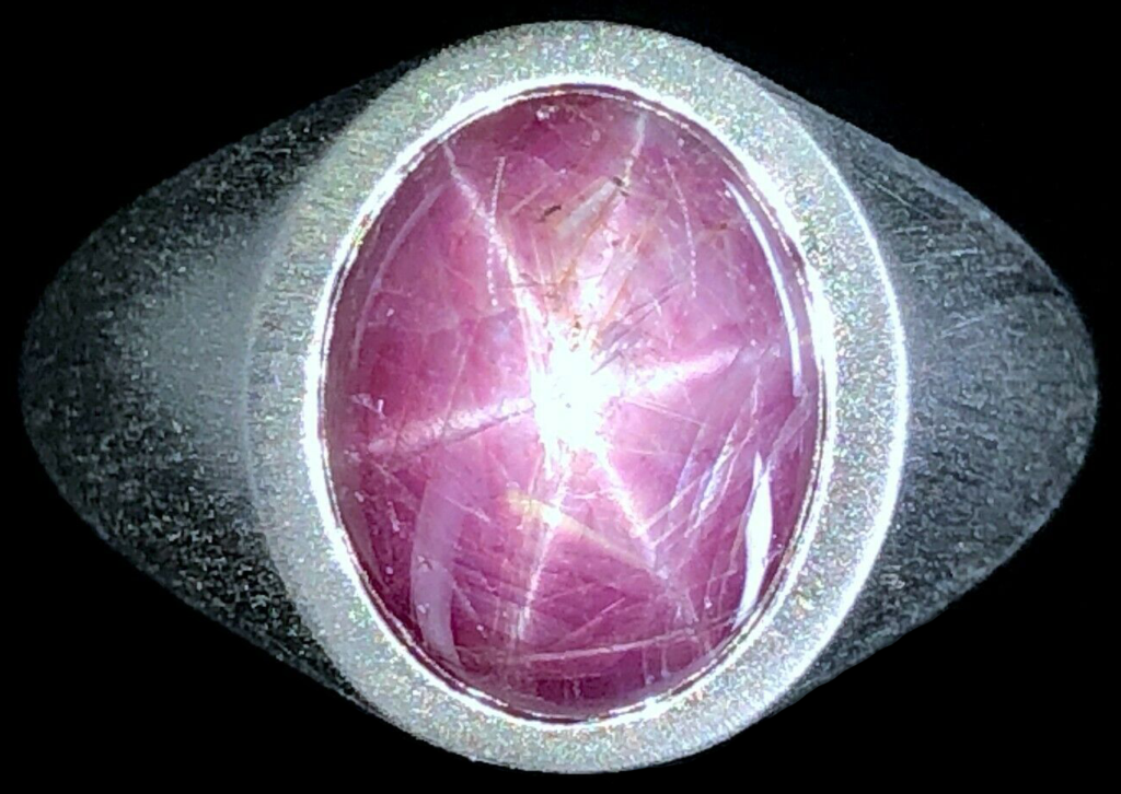 Saphir étoilé taillé en cabochon présentant une étoile à six branches