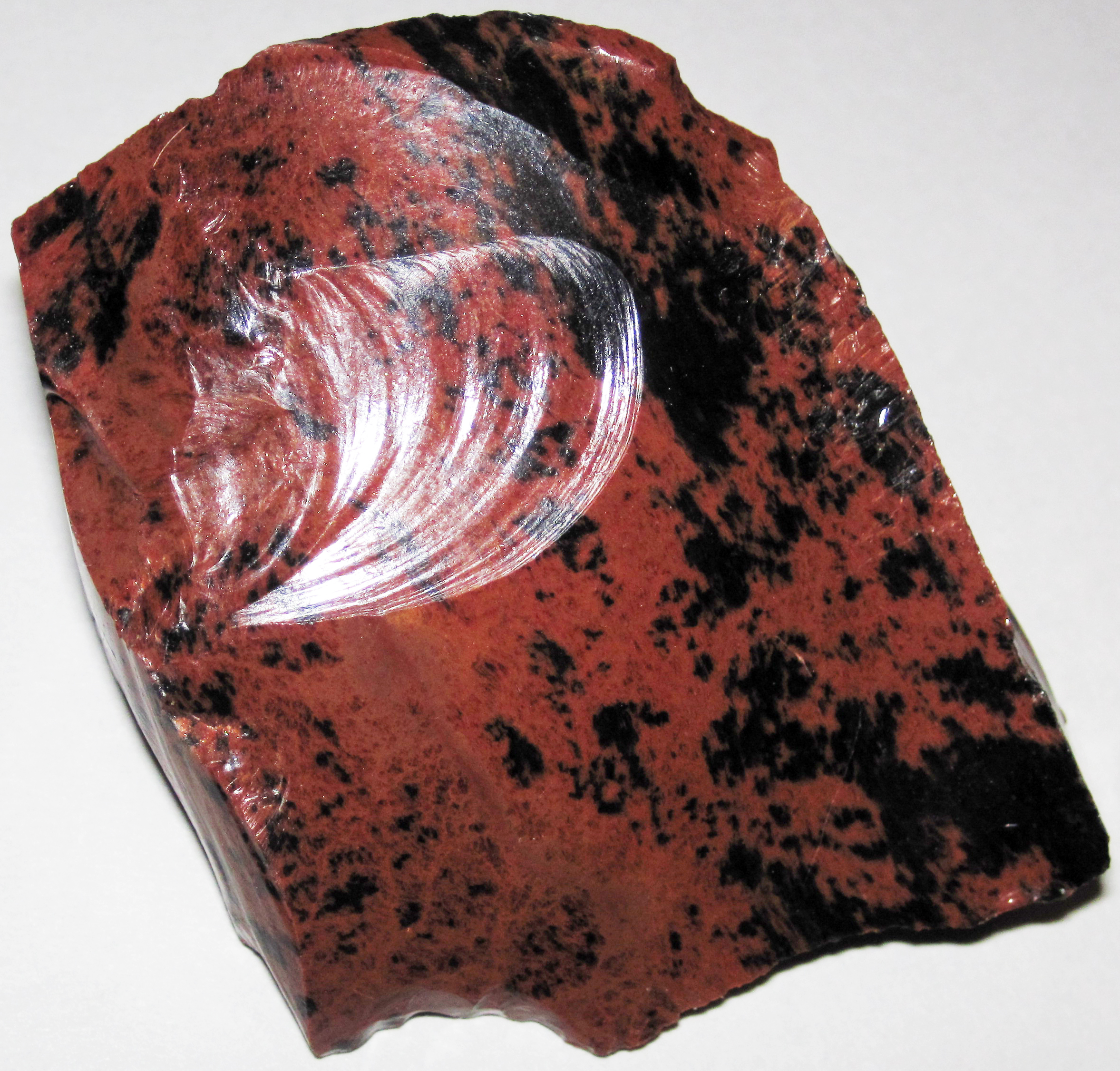 Obsidienne présentant une cassure conchoïdale aux surfaces courbes