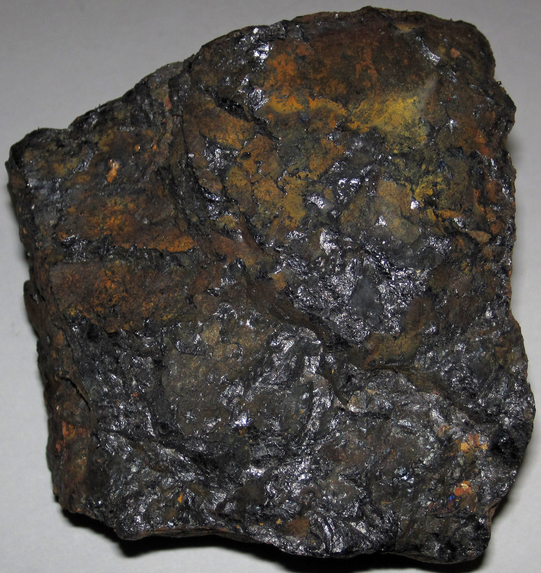 Échantillon de magnétite naturellement magnétique, appelée pierre d'aimant