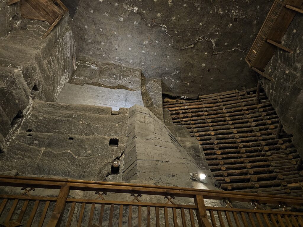 Galerie et sculptures taillées dans le sel gemme de la mine de Wieliczka en Pologne