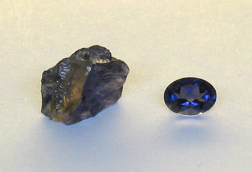 Cristal de cordiérite (iolite), minéral connu pour son pléochroïsme marqué