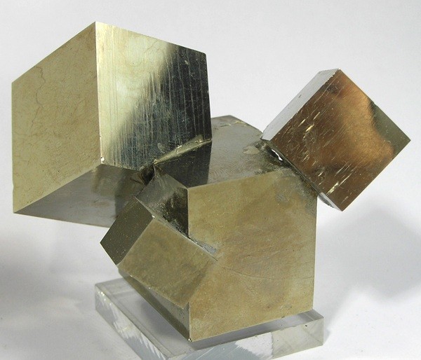 Cristaux de pyrite à l'éclat métallique doré, exemple d'éclat des minéraux