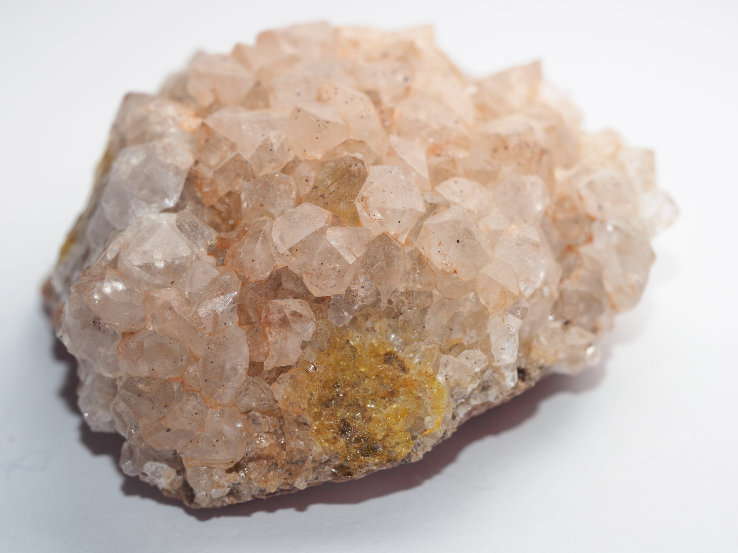 Groupe de cristaux de quartz transparents à l'éclat vitreux caractéristique