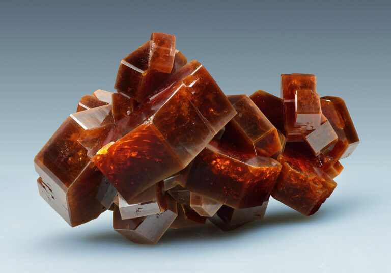 Cristaux de vanadinite rouge orangé, minéral coloré par le vanadium chromophore