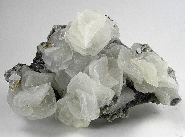 Cristaux de calcite blanche associés à de la dolomite et du gypse
