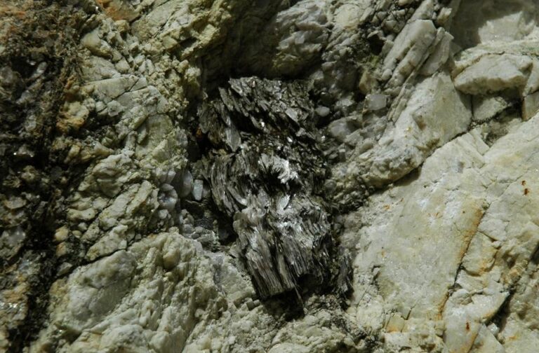 Grand cristal de mica muscovite en feuillets dans une pegmatite granitique