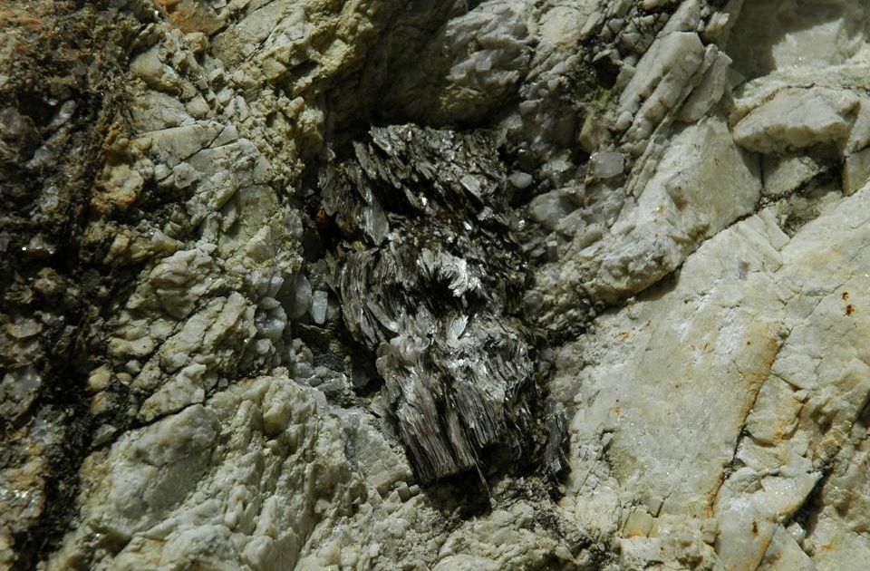 Grand cristal de mica muscovite en feuillets dans une pegmatite granitique
