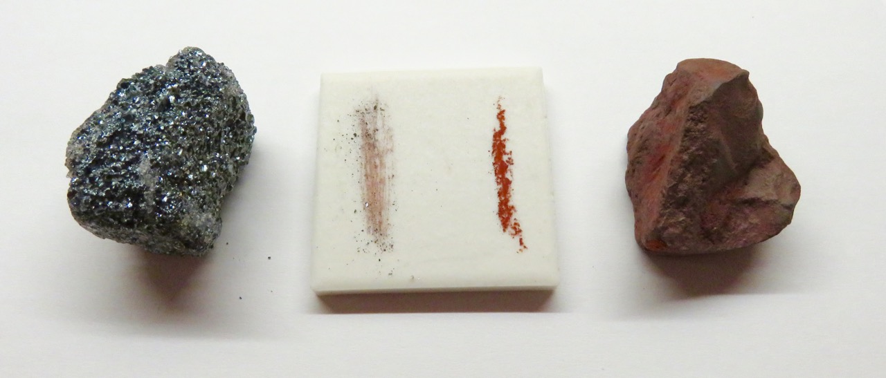 Traces de couleur laissées par différents minéraux sur une plaque de porcelaine blanche